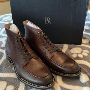 Banana Republic Men’s LACE-UP LEATHER BOOT size 11. Color brown. New in box.